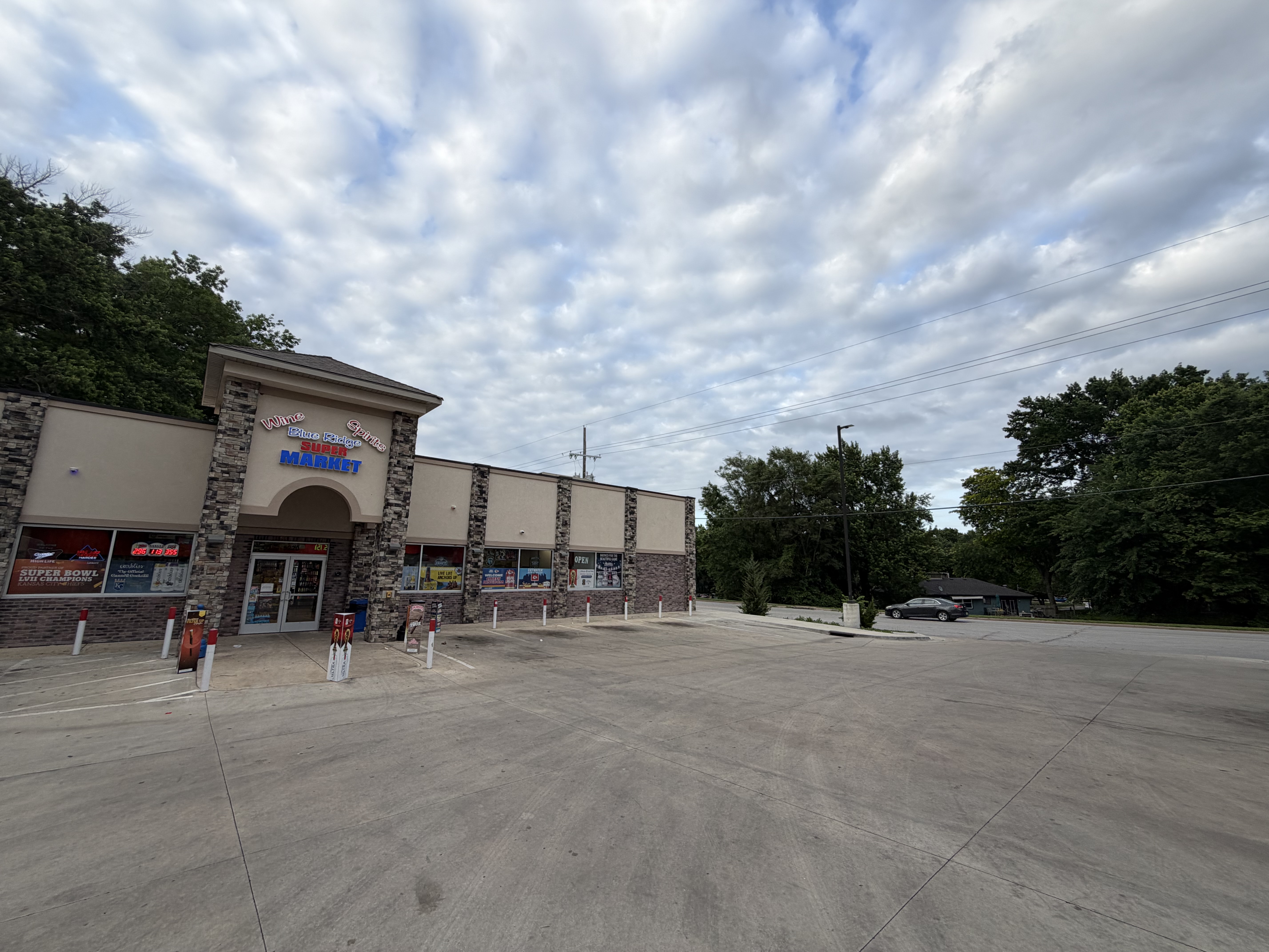 BudgetCoinz Bitcoin ATM at blue ridge super market in Raytown, Missouri - 5220 Blue Ridge Cutoff, Raytown, MO 64133