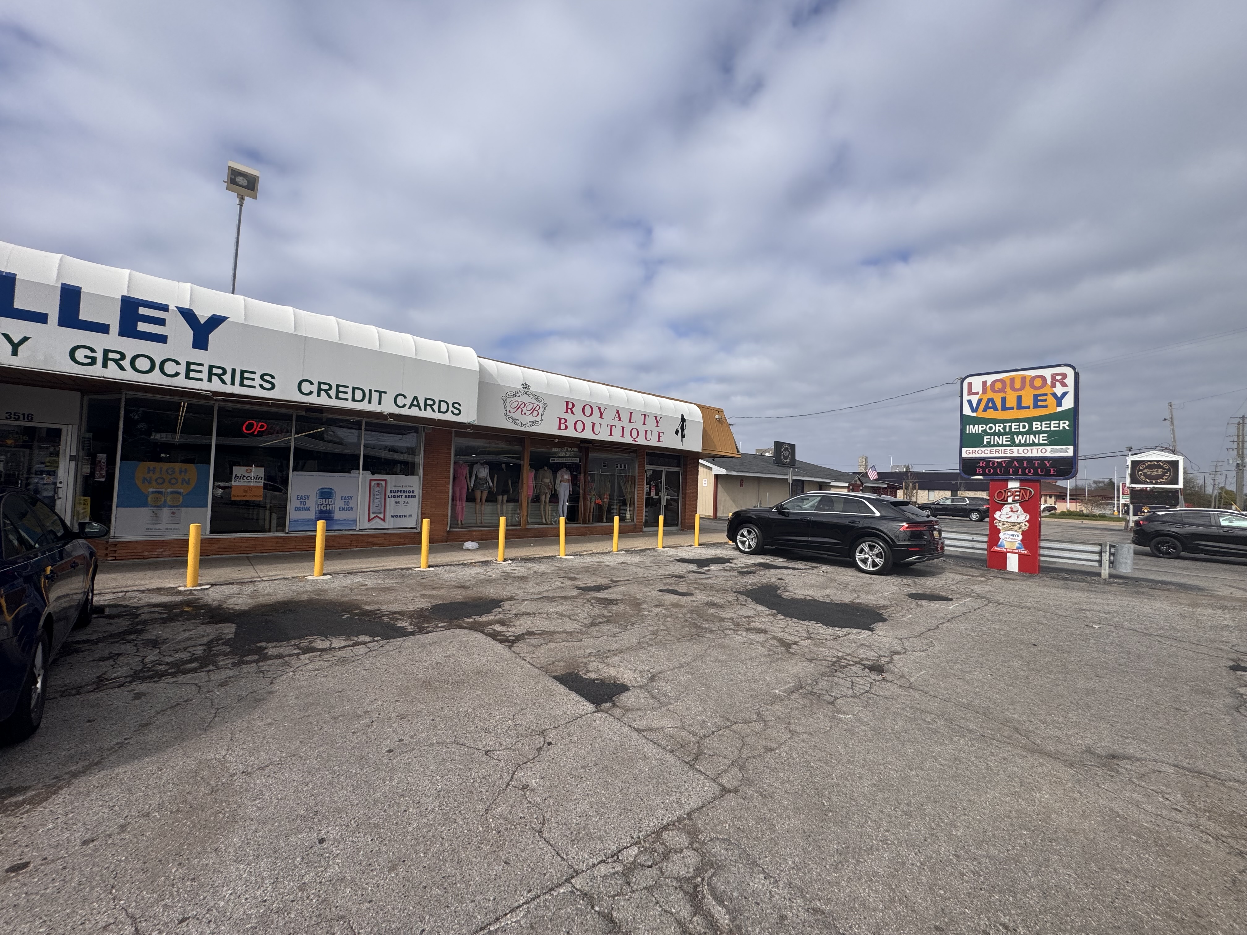 BudgetCoinz Bitcoin ATM at Liquor Valley in Saginaw, Michigan - 3516 State St, Saginaw, MI 48602